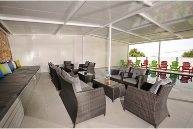 וילה פרסטיז' - הבריכה, החצר והנוף