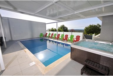 וילה פרסטיז' - הבריכה, החצר והנוף