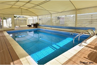 וילה אחוזת נטלי - הבריכה והחצר