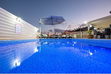 וילה אחוזת נטלי - הבריכה והחצר