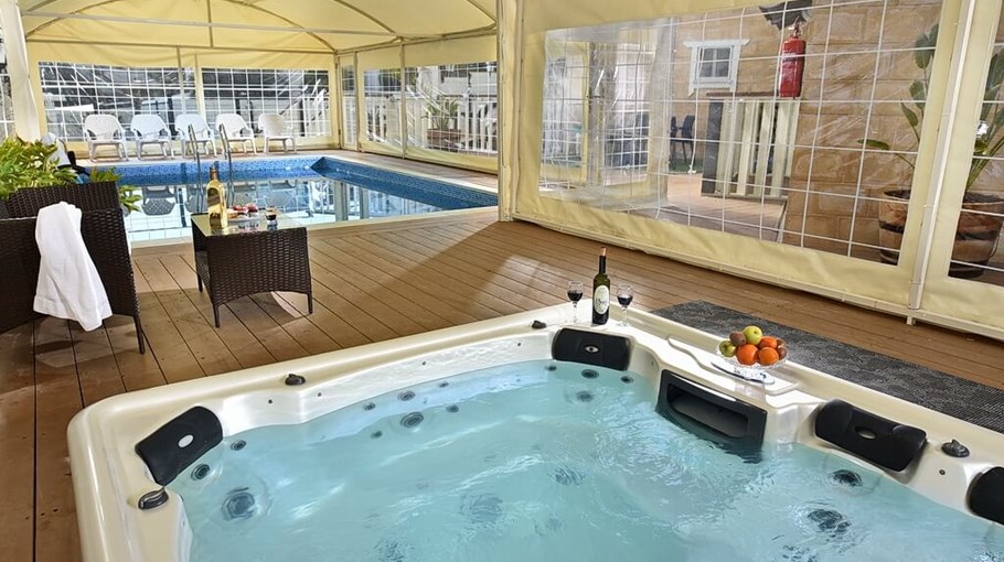 וילה אחוזת נטלי בריכה וחצר (5).jpg