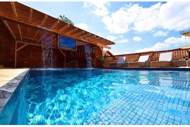 וילה לונה בוטיק - החצר והבריכה