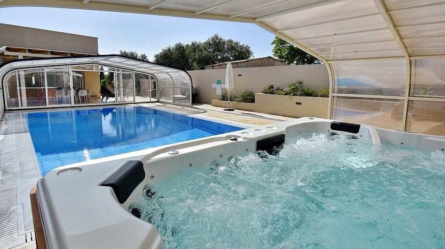 וילה רומיליה האוס וילה רומיליה - החצר והבריכה (8).JPG