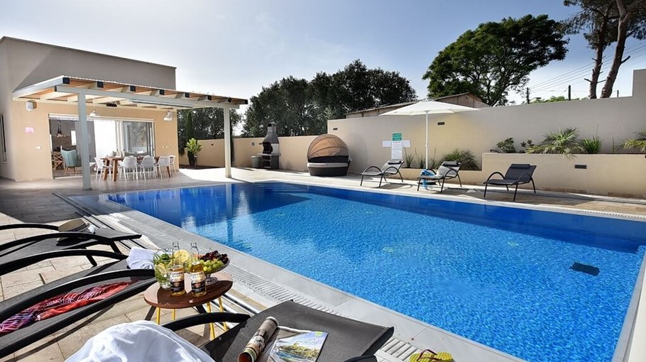 וילה רומיליה האוס וילה רומיליה - החצר והבריכה (9).JPG