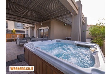 וילה אחוזת המלכה - Villa Queen - הבריכה והחצר