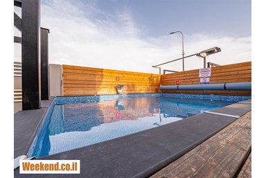 וילה אחוזת המלכה - Villa Queen - הבריכה והחצר