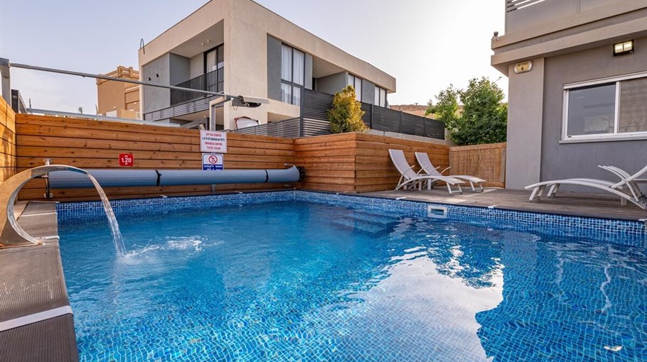 אחוזת המלכה - Villa Queen החצר (1).jpg