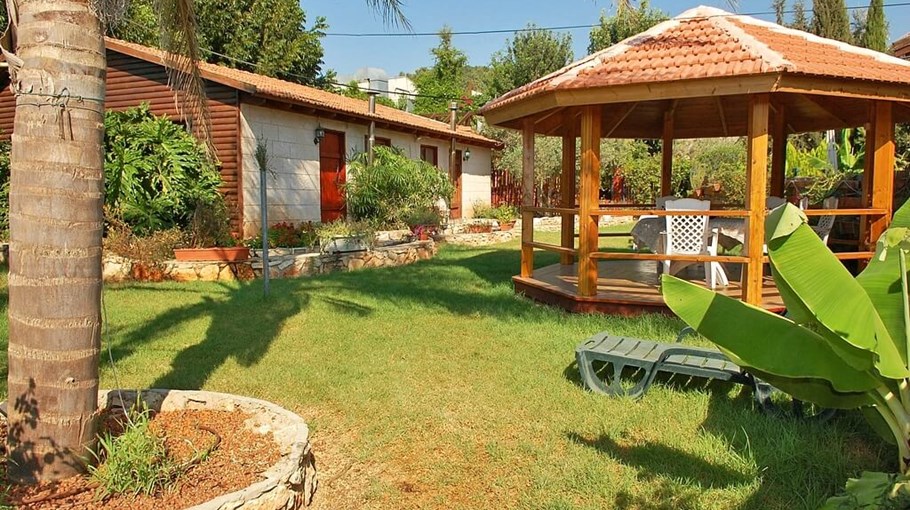 וילה חלום באגם חלום באגם - החצר והבריכה (5).jpg