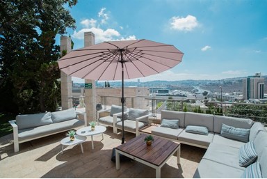 וילה שירל - הבריכה, החצר והנוף