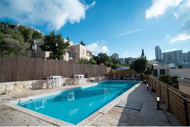 וילה שירל - הבריכה, החצר והנוף