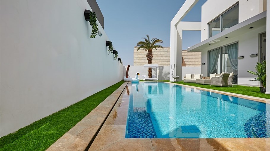 וילה TLV - אילת החצר והבריכה (1).jpg