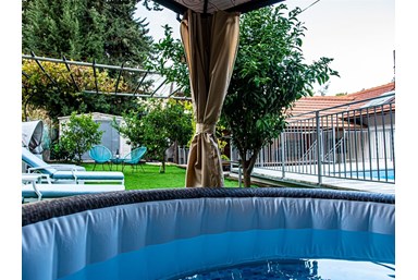 וילה אחוזת אור הגליל  - החצר האחורית (ג'קוזי ובריכה)