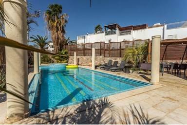 וילה פארק פרדייז - החצר הבריכה והנוף