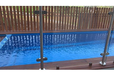 וילה אחוזת אגם כנרת - הבריכה הג'קוזי והחצר