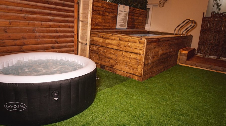 וילה מנזולינה וילה מנזולינה - החצר והבריכה (5).jpg