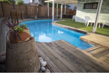 וילה דנה - החצר והבריכה