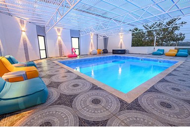 וילה אחוזת רוזנוולד  - החצר הבריכה והג'קוזי