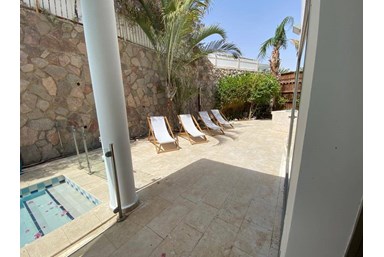 וילה אמדר אילת - הבריכה והחצר