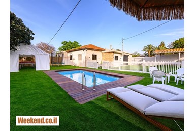 וילה אחוזת אנאל יבניאל - החצר, הבריכה והנוף