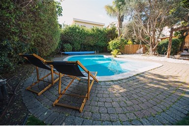 וילה מול תכלת - החצר והבריכה 