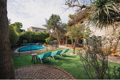וילה מול תכלת - החצר והבריכה 