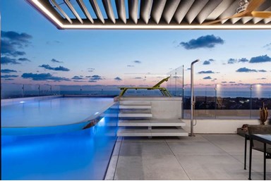 וילה פנטהאוז סייז - מעל שמי קיסריה - המרפסת והבריכה