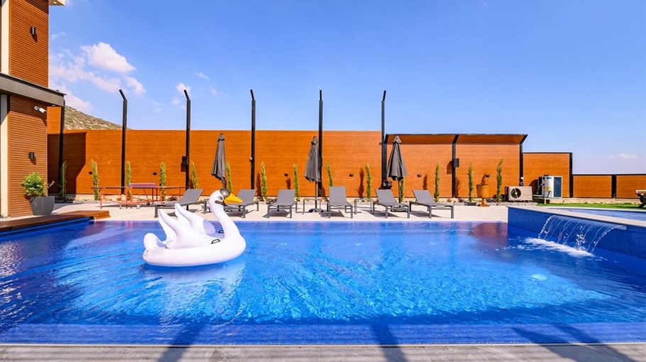 וילה דיאמונד - Diamond Villa החצר והבריכה (9).jpg