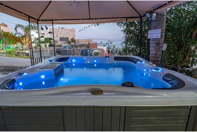 וילה עטרת החלומות - חצר, בריכה המחוממת ונוף