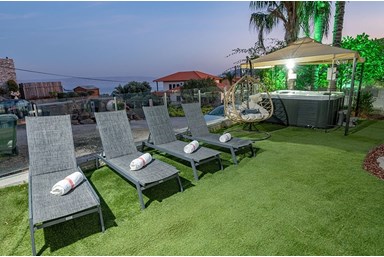 וילה עטרת החלומות - חצר, בריכה המחוממת ונוף