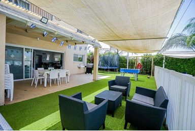 וילה פרדייז יבניאל - החצר והבריכה