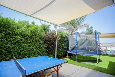 וילה פרדייז יבניאל - החצר והבריכה