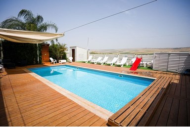 וילה פרדייז יבניאל - החצר והבריכה