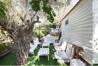 וילה אוליב אנד ספא  - החצר והסביבה