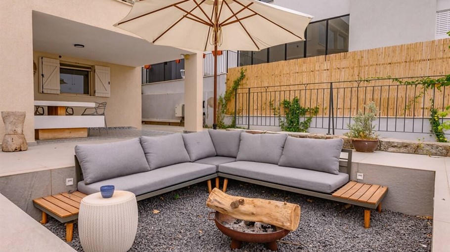 לה קאסה דל לגו החצר והמרפסת (1).jpg