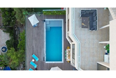 וילה סה לה וי - המרפסת, הבריכה והנוף