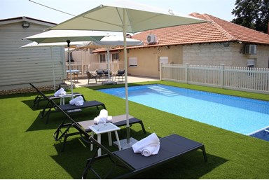 וילה פנינה במטע - החצר והסביבה