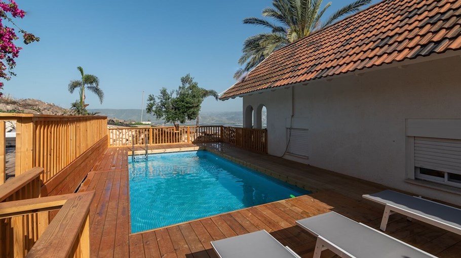 לה וילה כנרת חצר אחרי עריכה (9).jpg