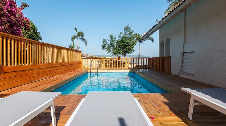 לה וילה כנרת חצר אחרי עריכה (8).jpg