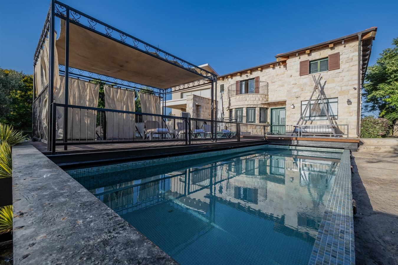 אחוזת בלוביי - Blyebay Mansion