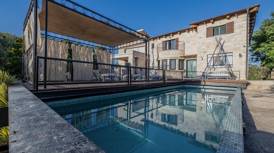 אחוזת בלוביי - Blyebay Mansion חצר (1).jpg