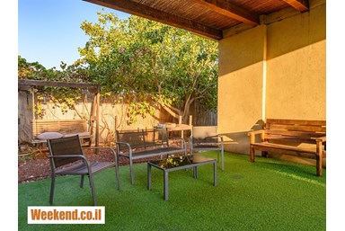 וילה בצל הגלבוע - החצר והבריכה 