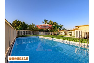 וילה בצל הגלבוע - החצר והבריכה 