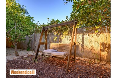 וילה בצל הגלבוע - החצר והבריכה 