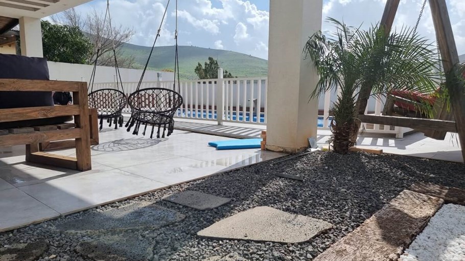 וילה בלב הגלבוע בריכה עם גדר (2).jpeg